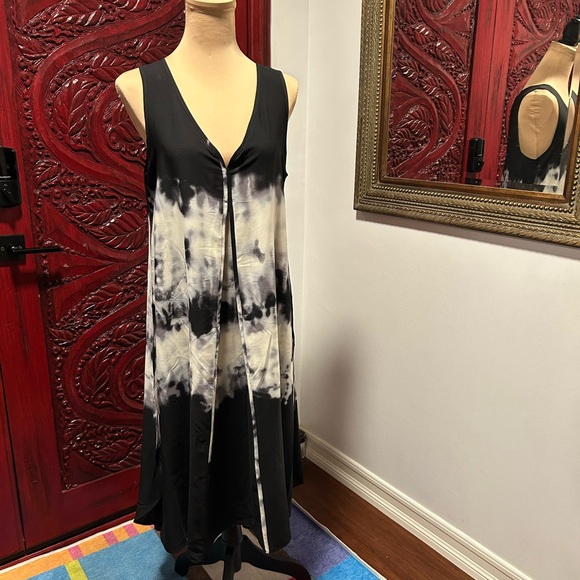 This little number will have you feeling like you’re starring in ‘The Matrix’! - Picture 1 of 9